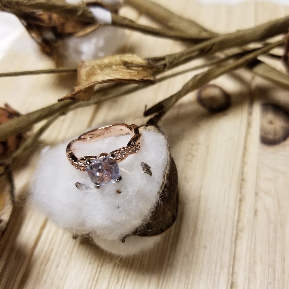 🚨🚨HOST PICK🚨🚨BEAUTIFUL!! Round Rose Gold & Silver ring with CZ's💍💍 - Picture 9 of 11